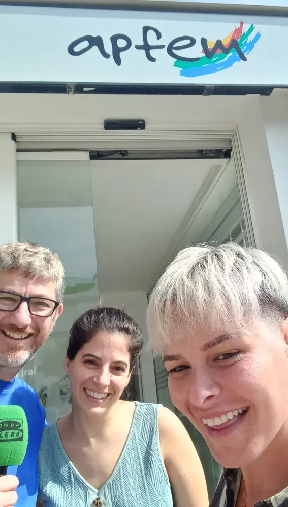 Noemí y Toñi de APFEM junto a Manu Gon tras la entrevista Noemí y Toñi de APFEM junto a Manu Gon tras la entrevista
