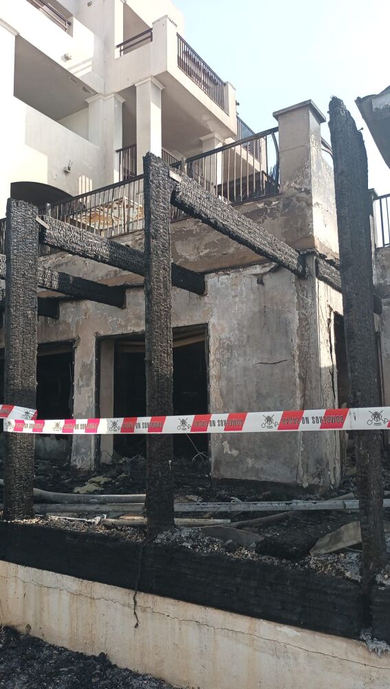 El incendio también ha dañado unas 20 viviendas de un edificio colindante