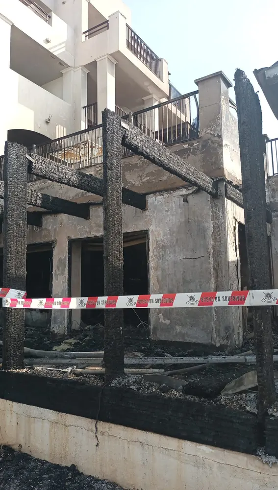 El incendio también ha dañado unas 20 viviendas de un edificio colindante El incendio también ha dañado unas 20 viviendas de un edificio colindante