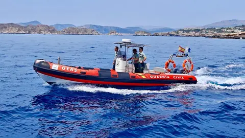 Dispositivo de búsqueda de la pareja desaparecida en aguas de Andratx en el que participan Servicio Marítimo, GEAS, Servicio Aéreo de la Guardia Civil y Salvamento Marítimo Dispositivo de búsqueda de la pareja desaparecida en aguas de Andratx en el que participan Servicio Marítimo, GEAS, Servicio Aéreo de la Guardia Civil y Salvamento Marítimo