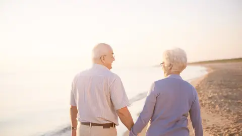 Pareja de jubilados en la orilla del mar Pareja de jubilados en la orilla del mar