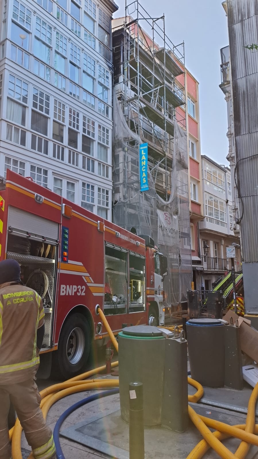 Seis edificios desalojados tras un incendio en la calle Barrera Seis edificios desalojados tras un incendio en la calle Barrera