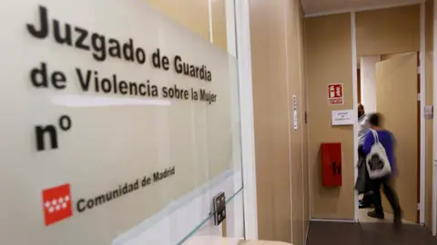 Imagen de archivo del acceso a un juzgado de Violencia contra la Mujer en Madrid. Más de 300 juezas y jueces alertan del "colapso judicial en violencia de género"