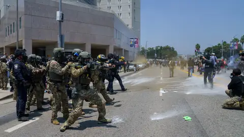 Miembros de la Guardia Nacional de California disparan gases lacrimógenos y balas de goma contra los manifestantes Miembros de la Guardia Nacional de California disparan gases lacrimógenos y balas de goma contra los manifestantes