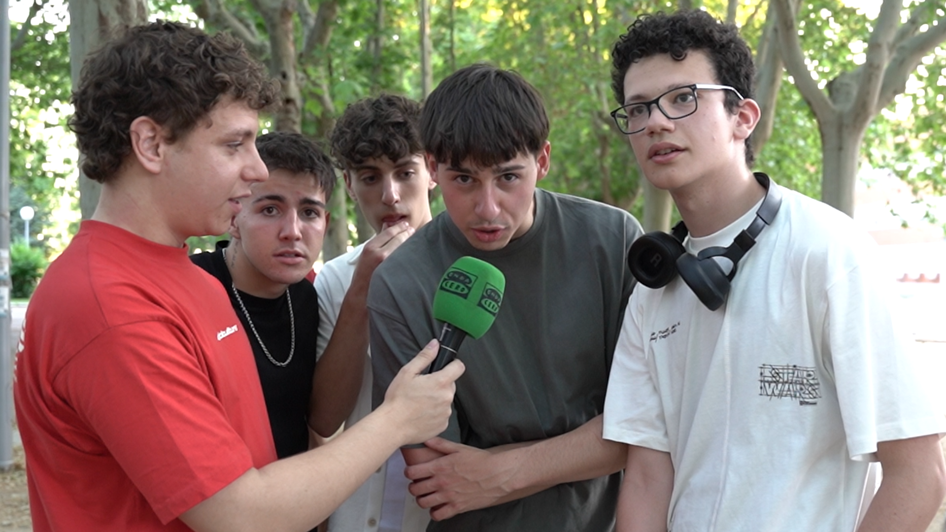 Nos colamos en la juerga tras la PAU y los alumnos nos cuentan sus planes: "Espero cobrar 6.000 euros al mes" Nos colamos en la juerga tras la PAU y los alumnos nos cuentan sus planes: "Espero cobrar 6.000 euros al mes"
