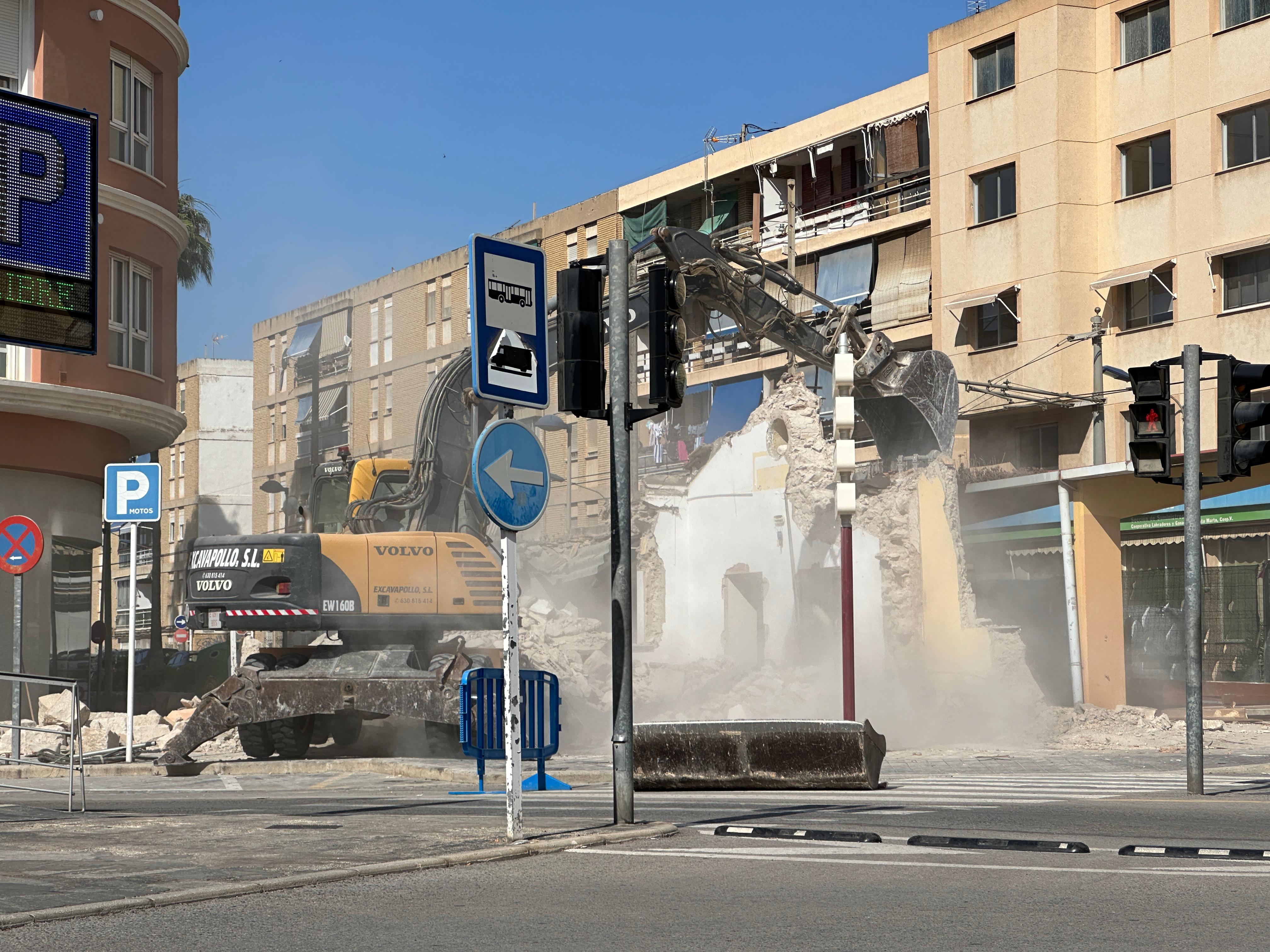 El Ayuntamiento de Villajoyosa elimina la antigua estación del tren de La Creueta para crear una vía peatonal El Ayuntamiento de Villajoyosa elimina la antigua estación del tren de La Creueta para crear una vía peatonal