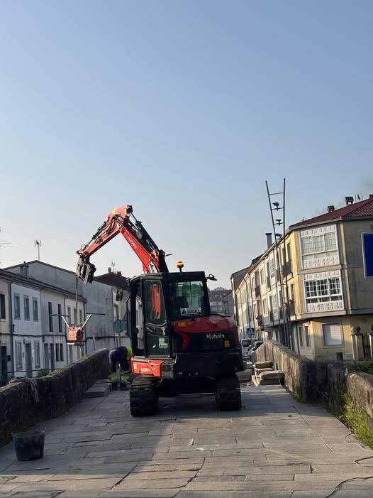 Avanzan las obras de reparación del empedrado en Ponte de Sar Avanzan las obras de reparación del empedrado en Ponte de Sar
