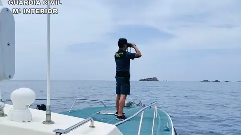 Dispositivo de búsqueda de la pareja desaparecida en aguas de Andratx en el que participan Servicio Marítimo, GEAS, Servicio Aéreo de la Guardia Civil y Salvamento Marítimo Dispositivo de búsqueda de la pareja desaparecida en aguas de Andratx en el que participan Servicio Marítimo, GEAS, Servicio Aéreo de la Guardia Civil y Salvamento Marítimo