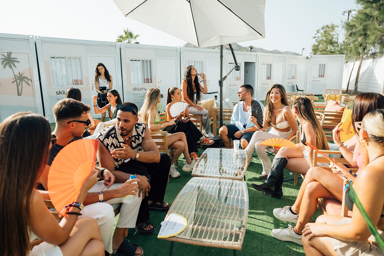 Un barco portea a Valencia 100 bungalows desde China para montar una villa VIP en Zevra y Medusa Un barco portea a Valencia 100 bungalows desde China para montar una villa VIP en Zevra y Medusa