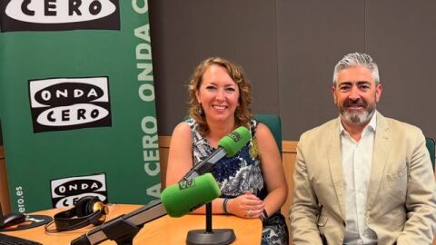 Francisco Serrano, presidente de la asociación hotelera de Palma, junto a la periodista Elka Dimitrova