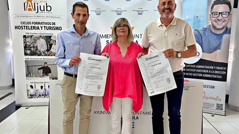 El IES Cap de l’Aljub de Santa Pola consigue acreditar su modelo educativo con dos sellos ISO. El IES Cap de l’Aljub de Santa Pola consigue acreditar su modelo educativo con dos sellos ISO.