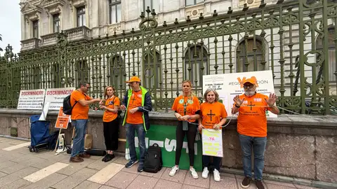 Encadenamiento simbólico de la concertada. concertada se encadena de forma simbólica en Oviedo