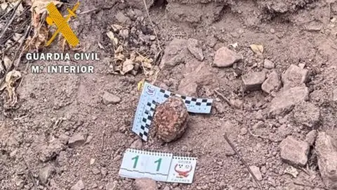 La Guardia Civil desactiva una granada de mano de la Guerra Civil hallada en una finca de Puebla de Alcocer La Guardia Civil desactiva una granada de mano de la Guerra Civil hallada en una finca de Puebla de Alcocer