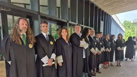 Jueces y fiscales se suman en Huesca a la concentración por la separación de poderes Jueces y fiscales se suman en Huesca a la concentración por la separación de poderes