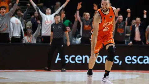 Matt Costello celebra un triple ganador durante el partido de Liga Endesa de baloncesto ante el Real Madrid en la Fonteta. Matt Costello celebra un triple ganador durante el partido de Liga Endesa de baloncesto ante el Real Madrid en la Fonteta.