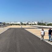 Davinia Calatayud, concejal de Urbanismo junto a Toni González, alcalde de Almussafes en las obras finalizadas de las zonas industriales de la localidad