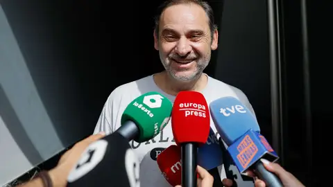 José Luis Ábalos atiende a los medios de comunicación tras el registro de la UCO de su vivienda de València José Luis Ábalos atiende a los medios de comunicación tras el registro de la UCO de su vivienda de València