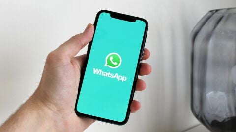 Esto dice la psicología de las personas que nunca suben estados en WhatsApp