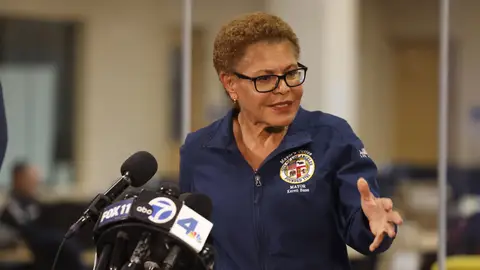La alcaldesa de Los Ángeles, Karen Bass, en una conferencia La alcaldesa de Los Ángeles, Karen Bass, en una conferencia
