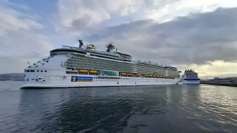 13.000 cruceristas llegan a Vigo a bordo de dos gigantes del mar 13.000 cruceristas llegan a Vigo a bordo de dos gigantes del mar