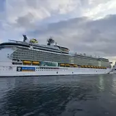 13.000 cruceristas llegan a Vigo a bordo de dos gigantes del mar 13.000 cruceristas llegan a Vigo a bordo de dos gigantes del mar