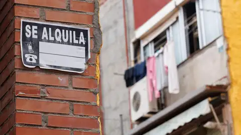 Archivo - Un cartel de 'Se Alquila' Archivo - Un cartel de 'Se Alquila'