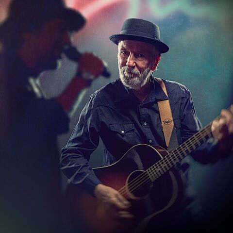 Hero Detr&aacute;s, con un rev&oacute;lver 