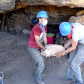 Trabajos de extracción de materiales en el yacimiento arqueológico de la Cueva de los Toriles (Carrizosa)