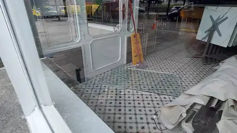 Roban dos veces en la misma noche en la cafefería Bonsai en la Plaza Rodrígo de Padrón frente a la Comisaría de Policía Roban dos veces en la misma noche en la cafefería Bonsai en la Plaza Rodrígo de Padrón frente a la Comisaría de Policía
