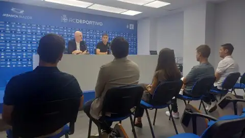 Antonio Hidalgo, presentado bajo la atenta mirada de Michelle Clemente Escotet y Massimo Benassi Vicepresidenta y consejero Delegado del Deportivo de La Coruña.