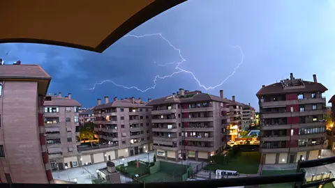 Una DANA mantiene en aviso a 10 comunidades con intensas tormentas y lluvias Una DANA mantiene en aviso a 10 comunidades con intensas tormentas y lluvias