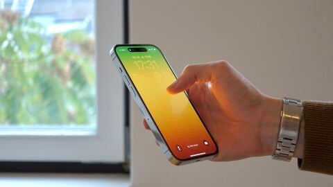 Fotograf&iacute;a de archivo de una persona que utiliza su iPhone.