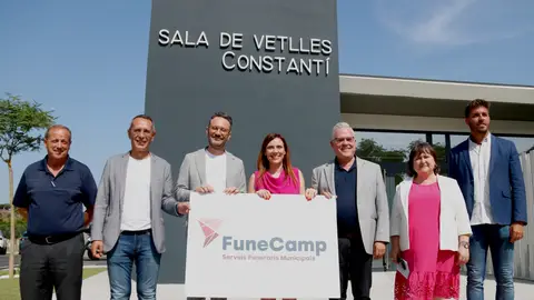 Autoritats davant el nou tanatori de Constantí Autoritats davant el nou tanatori de Constantí