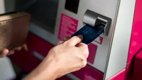 Imagen de recurso: retirada de dinero en cajero automático Imagen de recurso: retirada de dinero en cajero automático