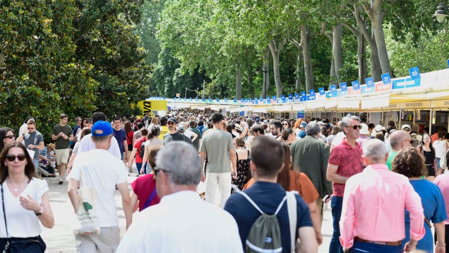 Gente en la feria del libro de Madrid 