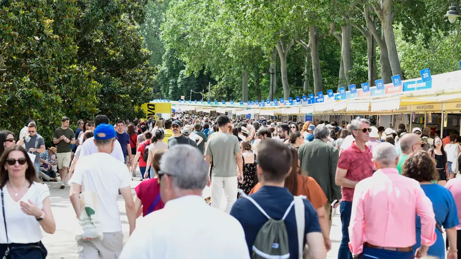Gente en la feria del libro de Madrid Gente en la feria del libro de Madrid