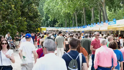 Gente en la feria del libro de Madrid Gente en la feria del libro de Madrid