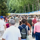 Gente en la feria del libro de Madrid Gente en la feria del libro de Madrid