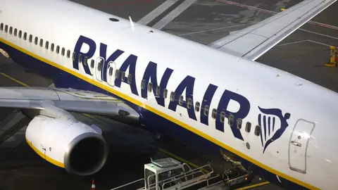 Ryanair cerrará su base de Santiago y cancelará todos los vuelos a Vigo y Tenerife Norte