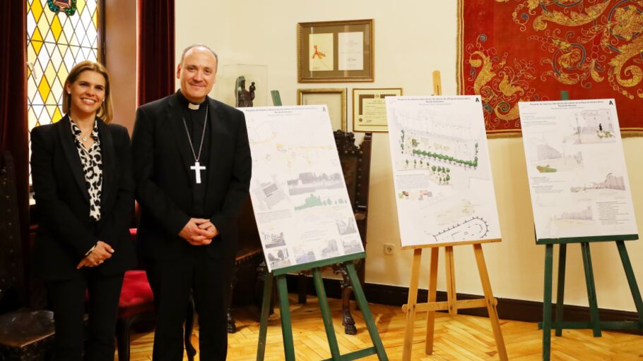 La alcaldesa de Alcal&aacute;, Judith Piquet, junto al obispo Antonio Prieto tras la firma del convenio para la reforma integral de la Plaza de los Santos Ni&ntilde;os