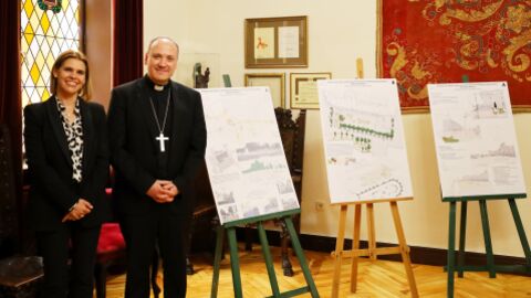 La alcaldesa de Alcal&aacute;, Judith Piquet, junto al obispo Antonio Prieto tras la firma del convenio para la reforma integral de la Plaza de los Santos Ni&ntilde;os