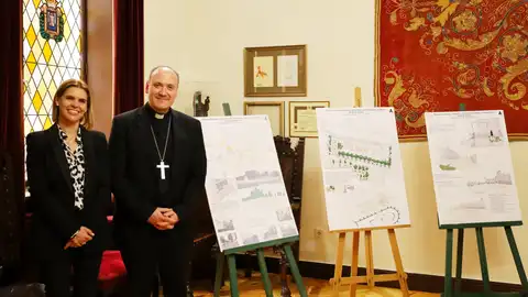 El Ayuntamiento de Alcalá y el Obispado firman un convenio para la renovación integral de la Plaza de los Santos Niños La alcaldesa de Alcalá, Judith Piquet, junto al obispo Antonio Prieto tras la firma del convenio para la reforma integral de la Plaza de los Santos Niños