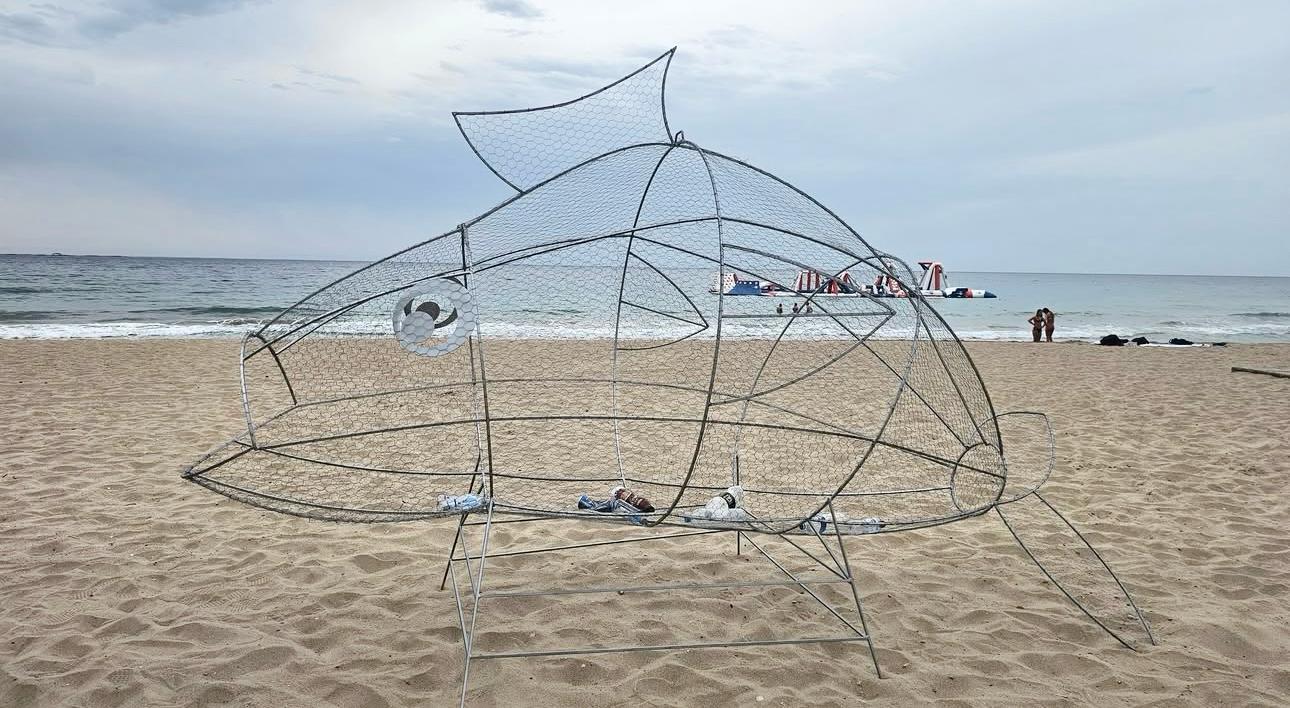 Villajoyosa instala un pez gigante en la playa centro para depositar residuos plásticos Villajoyosa instala un pez gigante en la playa centro para depositar residuos plásticos