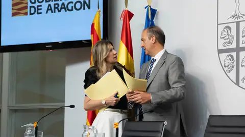 Los médicos que elijan zonas de difícil cobertura en Aragón podrán optar a plaza fija La vicepresidenta del Gobierno de Aragón, Mar Vaquero, junto al consejero de Sanidad, José Luis Bancalero