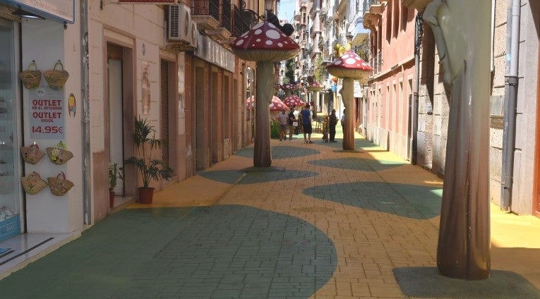 Las setas y los juegos infantiles volverán a lucir impecables en la calle San Francisco Las setas y los juegos infantiles volverán a lucir impecables en la calle San Francisco