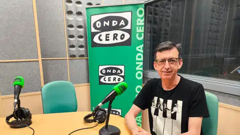 Juanjo Alfaro, bibliotecario de Villar de Olalla, en Onda Cero Juanjo Alfaro, bibliotecario de Villar de Olalla, en Onda Cero