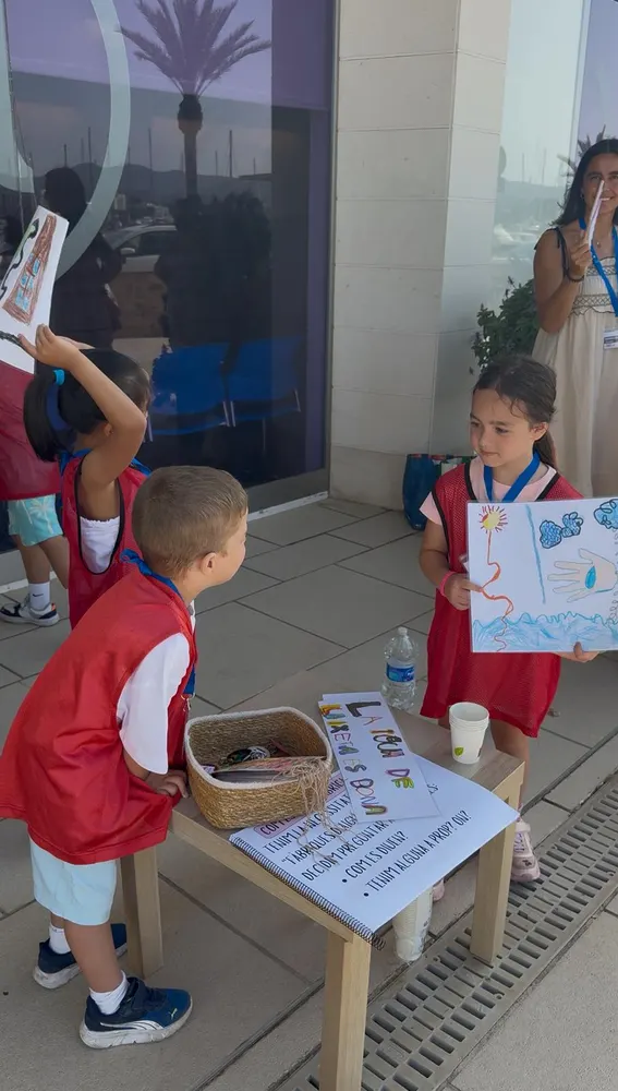 Los niños con los lemas y las cartulinas que han elaborado Los niños con los lemas y las cartulinas que han elaborado