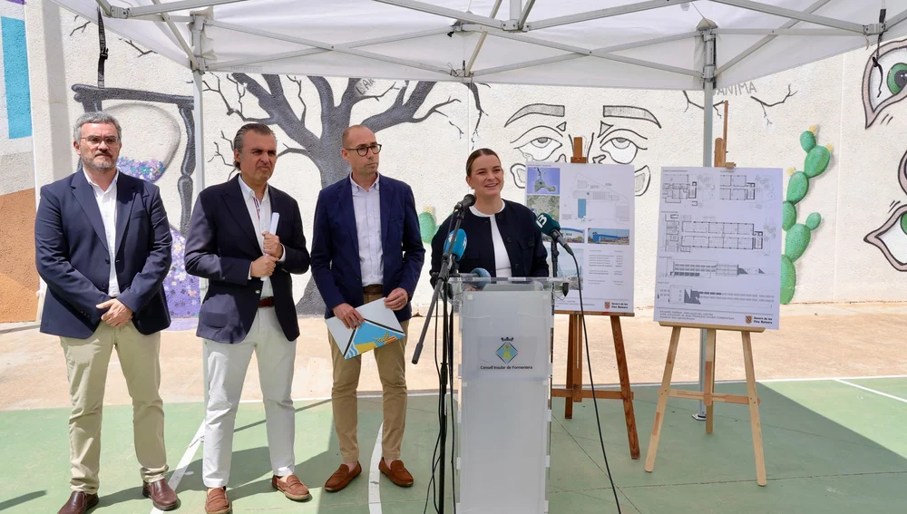 De izquierda a derecha Marco Antonio Alarcón, gerente de l’IBISEC, Antonio Vera, conseller d’Educació i Universitats, Óscar Portas, presidente del Consell de Formentera y Marga Prohens, Presidenta del Govern balear De izquierda a derecha Marco Antonio Alarcón, gerente de l’IBISEC, Antonio Vera, conseller d’Educació i Universitats, Óscar Portas, presidente del Consell de Formentera y Marga Prohens, Presidenta del Govern balear