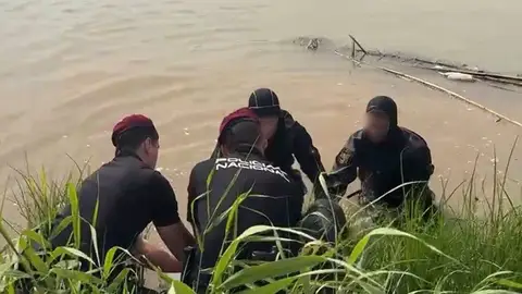 Un momento del dispositivo de la Policía Nacional de recuperación del cadáver del joven fallecido en el Río Túria en Manises (València) Un momento del dispositivo de la Policía Nacional de recuperación del cadáver del joven fallecido en el Río Túria en Manises (València)