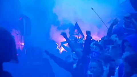 11-6-2025 Aficionados del Real Oviedo animando a sus jugadores 11-6-2025 Aficionados del Real Oviedo animando a sus jugadores